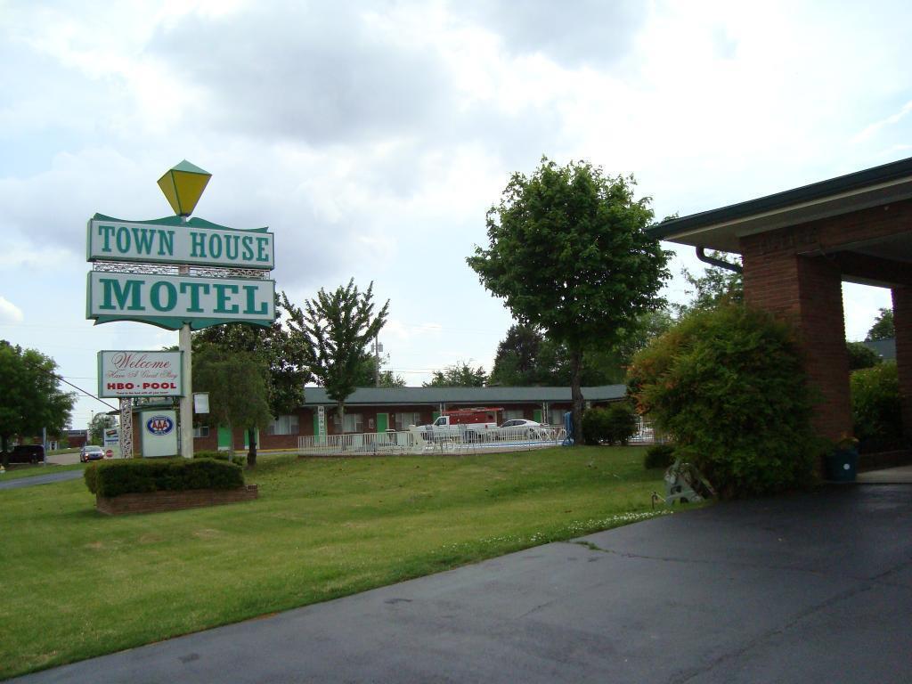 Town House Motel Tupelo Extérieur photo